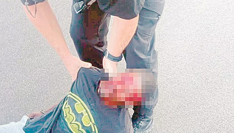 Polícia espanca homem negro que avançou sinal vermelho