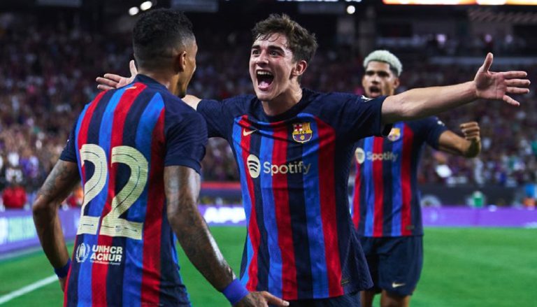 Raphinha faz golaço e Barcelona vence Real Madrid na estreia de Lewandowski