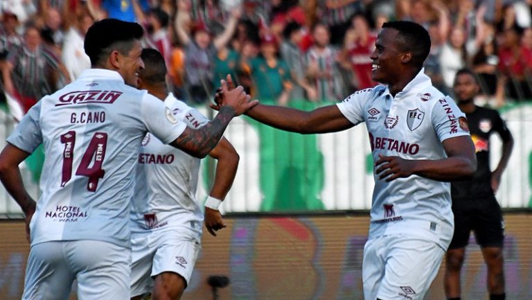 Fluminense vence o Bragantino em jogo marcado por apagão do VAR