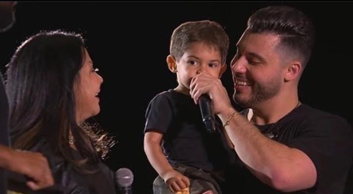 Mãe de Marília Mendonça leva neto para show do pai Murilo Huff