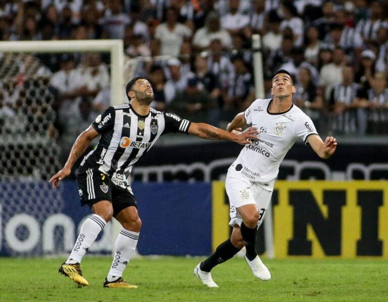 Corinthians vira contra o Atlético-MG fora de casa e assume vice-liderança