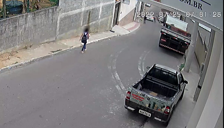 Menina de 11 anos é agredida com socos e chutes a caminho da escola em Viana