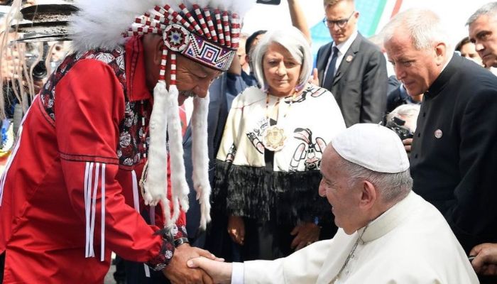 Papa pede desculpas por genocídio cultural da igreja contra indígenas no Canadá