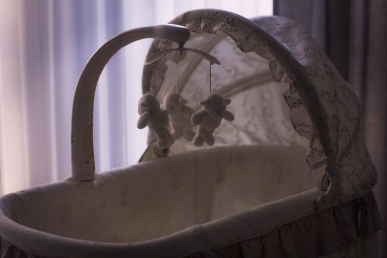 Criança de 1 ano morre após ser deixada sozinha em casa