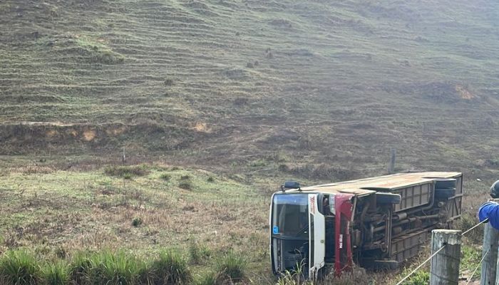 Ônibus com 20 passageiros sai da pista e cai em barranco no Noroeste do Estado