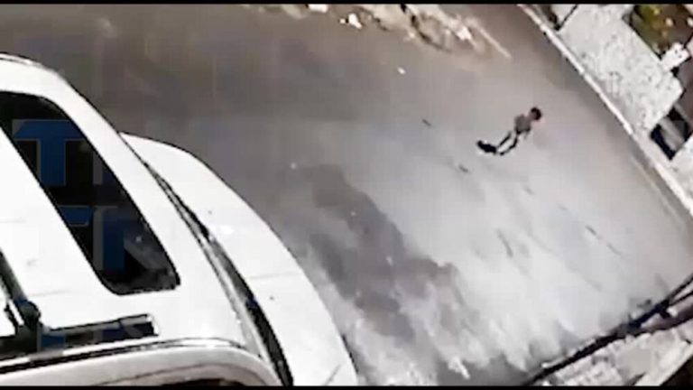 Vídeo exclusivo mostra criança de 1 ano andando sozinha por rua de Vitória