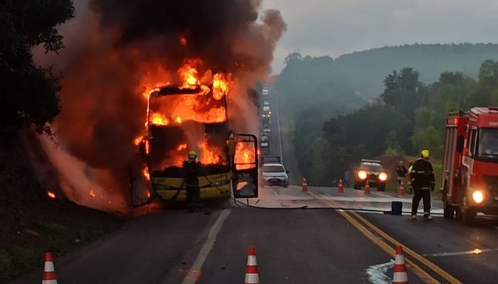 Ônibus de viagem pega fogo e interdita BR-101
