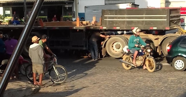 Mulher cai de garupa de moto e morre a caminho do trabalho no Sul do ES