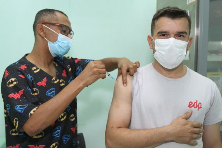 Veja onde se vacinar contra a covid-19 na Grande Vitória neste sábado