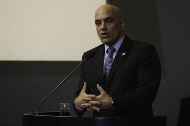 Moraes assume TSE com desafio de se aproximar de militares sem afrouxar decisões
