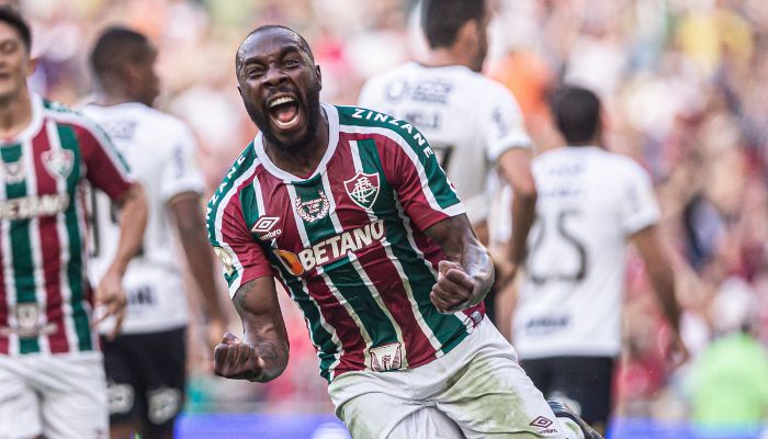 Fluminense faz 4 a 0 no Corinthians e sobe no Brasileirão