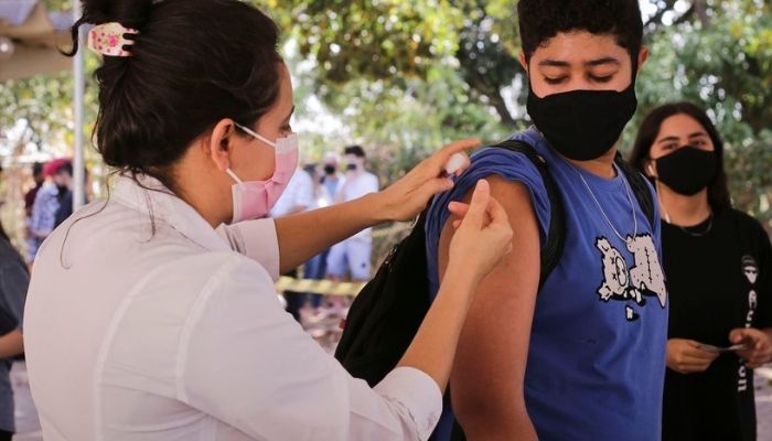 Mortes de adolescentes caem em fase crítica da terceira onda de covid