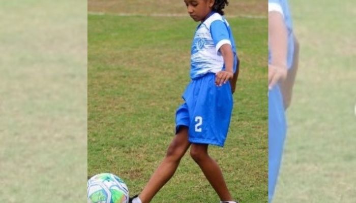 Após ser impedida de jogar, menina de 8 anos recebe bolsa em equipe de futebol