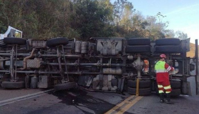 Três pessoas ficam feridas após carreta tombar na BR 101 no Sul