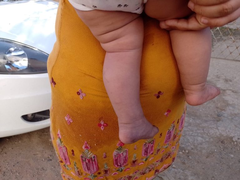 Homem é preso após espancar mulher que estava com bebê de 8 meses no colo