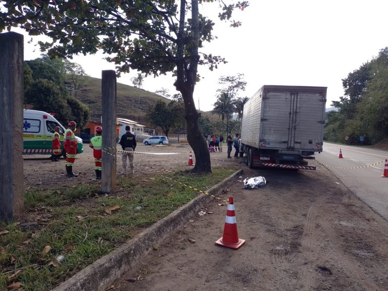 Casal é atropelado por caminhão na BR-101 e mulher morre