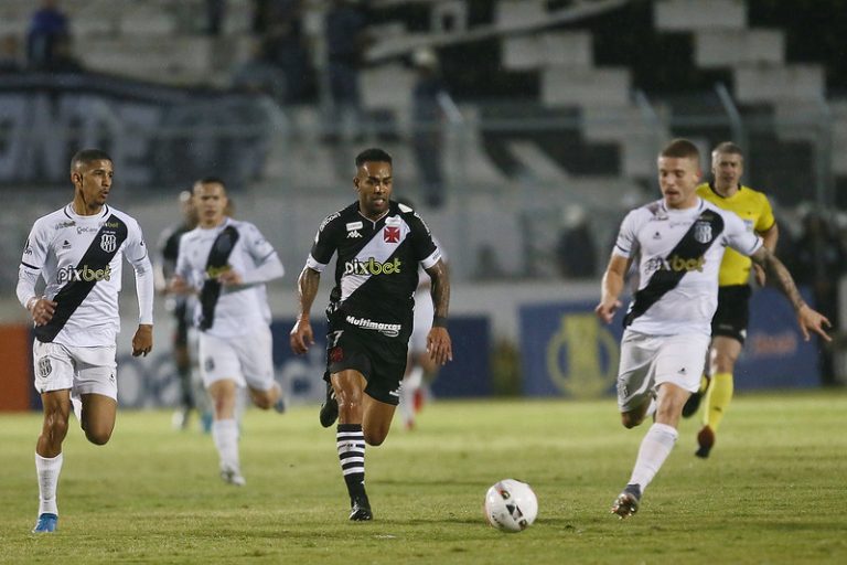 Ponte Preta vence Vasco em partida marcada por briga entre torcidas