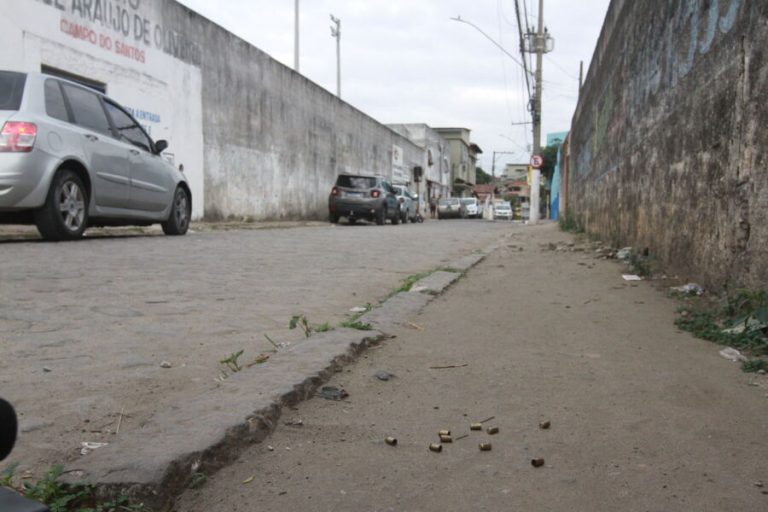 Motorista de aplicativo e pedestre são baleados por bandidos em Vila Velha