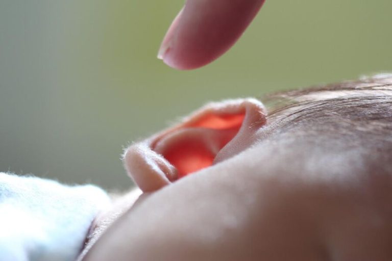 Ajuda de médicos para identificar problemas de fala e audição