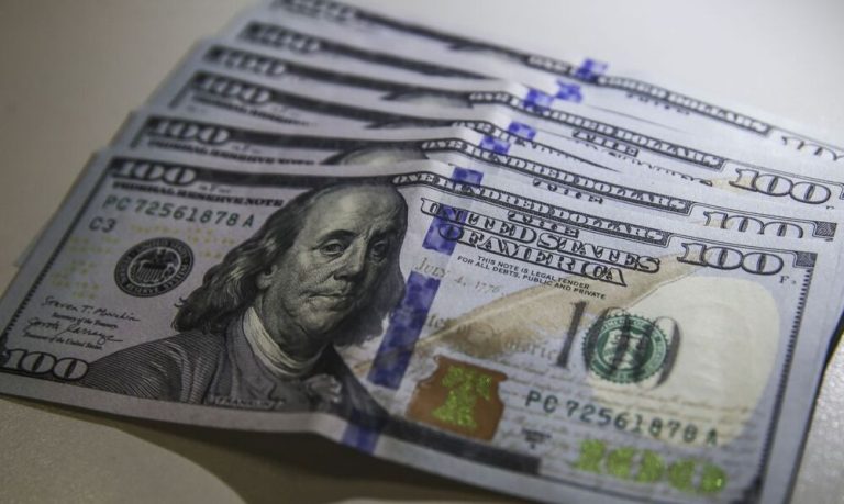 Dólar fecha estável e bolsa cai 0,91% em dia de volatilidade