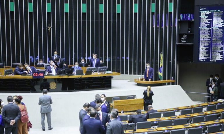 Câmara adia votação de projeto que tira poder de governadores sobre PM