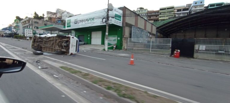 Kombi tomba e uma pessoa fica ferida em acidente com três veículos na BR-262