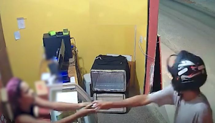 Ladrão devolve celular a funcionária durante roubo a pizzaria: ‘Estou pagando’