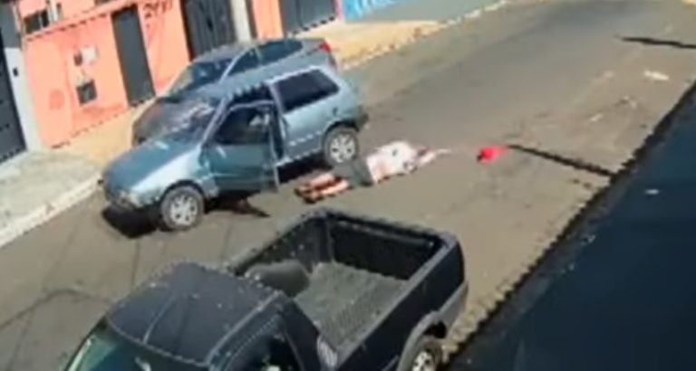 Motorista passa por quebra-molas e cai do próprio carro em movimento