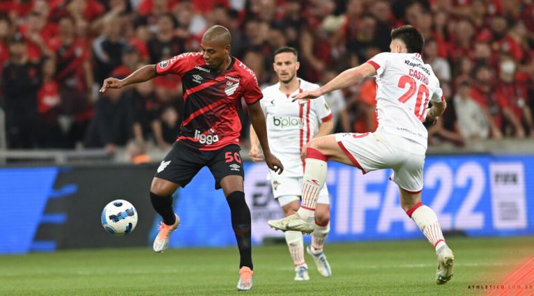Athletico-PR tem gol e pênalti anulados e empata com Estudiantes na Libertadores