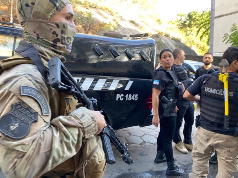 Polícia prende quatro pessoas durante operação em morro de Vitória