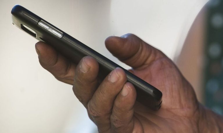 Projeto aumenta tempo de prisão de quem aplicar golpes em idosos pela internet