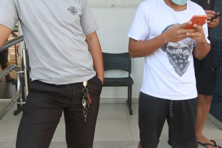 Criminosos invadem barbearia e roubam clientes em Cariacica