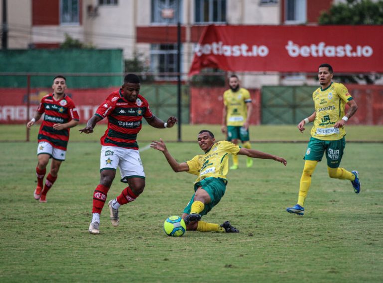Nova Venécia sai na frente, mas leva virada no jogo de ida da série D