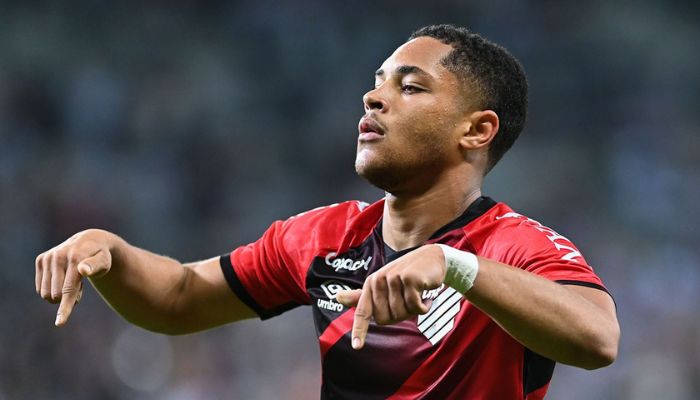Athletico-PR vence Atlético-MG de virada com gol no último lance