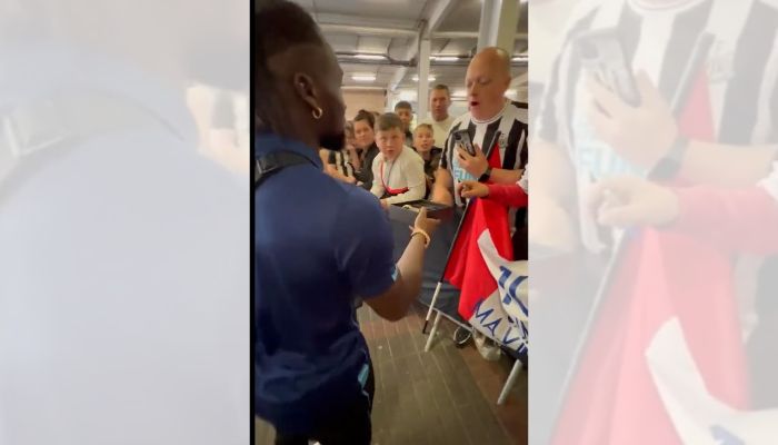 Jogador dá relógio de luxo de presente a torcedor na saída de estádio