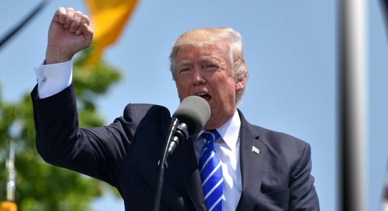 Trump diz que FBI fez operação em sua casa na Flórida
