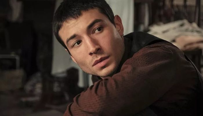 Ezra Miller é indiciado por roubo de bebidas alcoólicas nos Estados Unidos