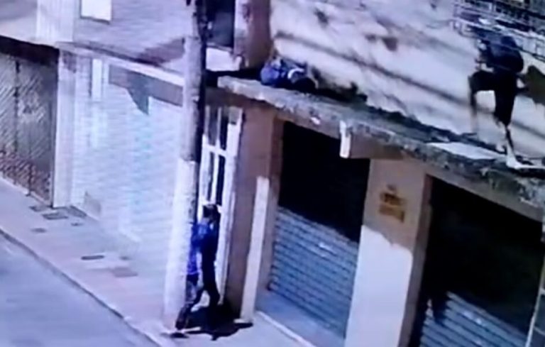 VÍDEO | Criminosos invadem loja de materiais esportivos no Centro de Vitória