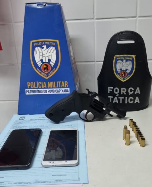 Perseguição a carro roubado termina em acidente e troca de tiros na Serra