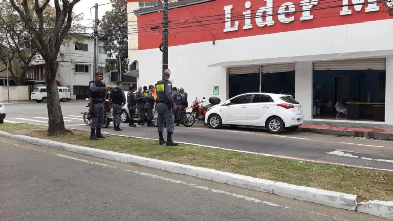 Motorista é detido por tentar atropelar policial durante abordagem em Vitória