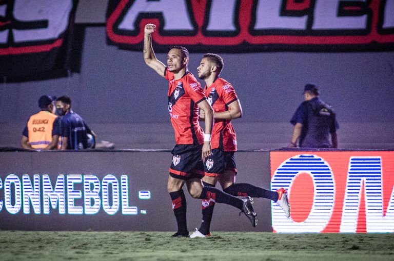 Com 2 gols de “Luizito” Fernando, Atlético-GO vence Nacional na Sul-Americana