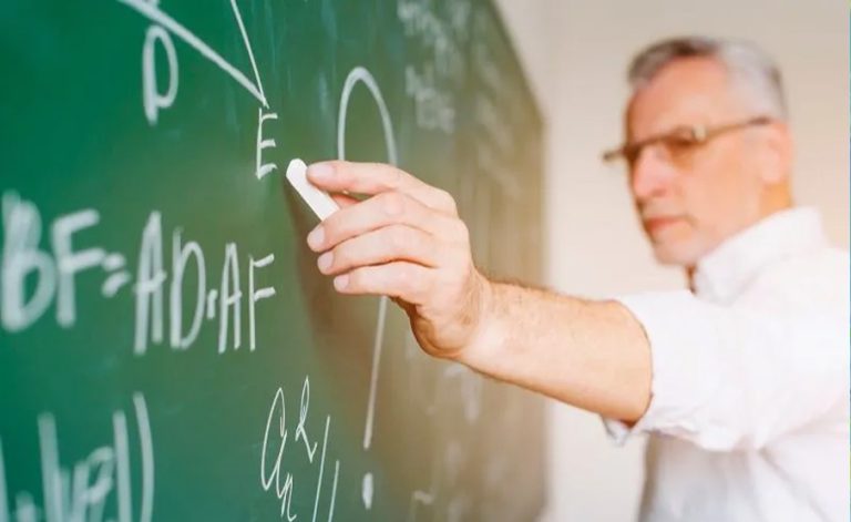 Profissionais da educação do ES vão receber bônus por desempenho em agosto