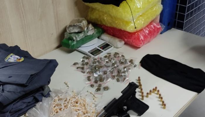 Adolescente é apreendido com arma, drogas e fardas da PM em Vila Velha