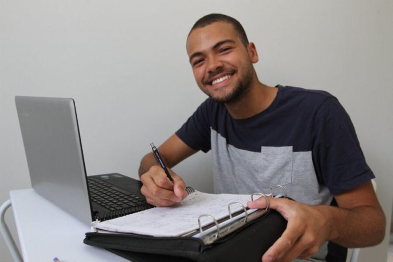 Escolas abrem inscrições para estudar até de graça