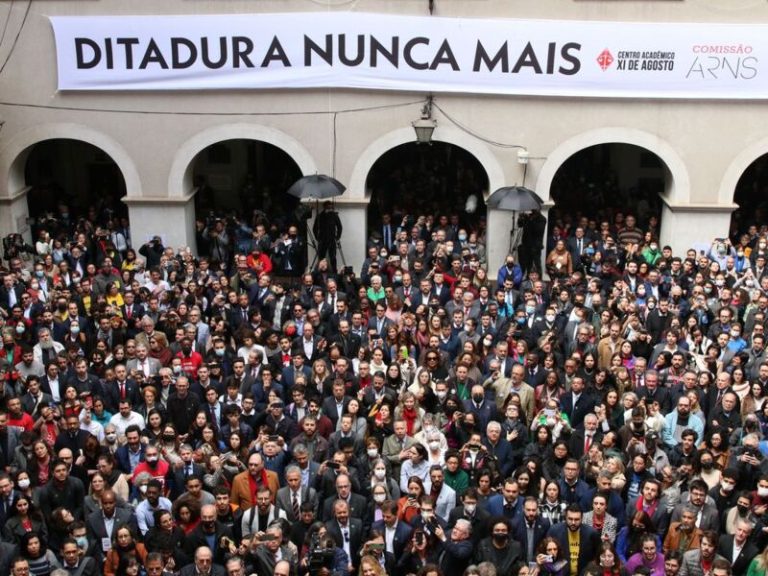 Carta pela democracia atinge 1 milhão de assinaturas em dia de atos