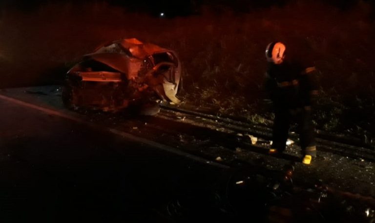 Homem morre após acidente entre carro e carreta no Norte do ES