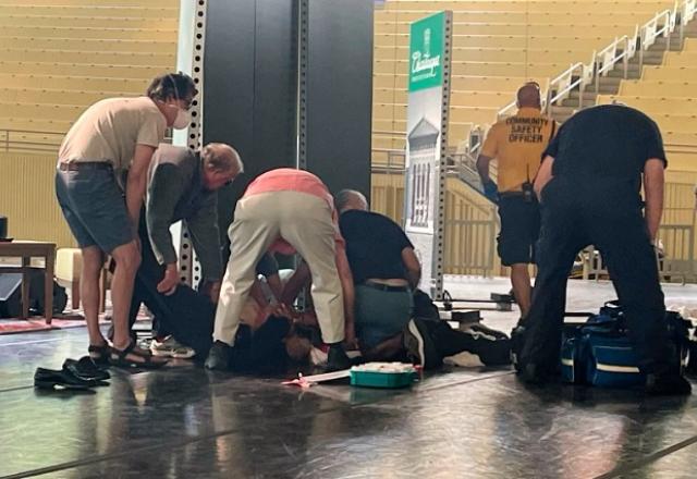 Escritor é esfaqueado no pescoço em evento nos Estados Unidos