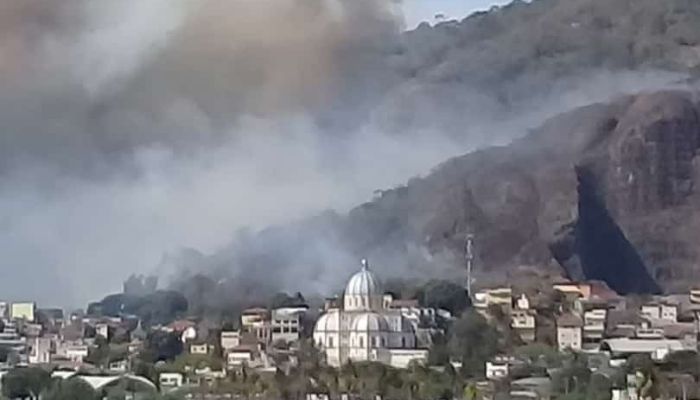 Incêndio em vegetação chama a atenção de moradores em Vitória