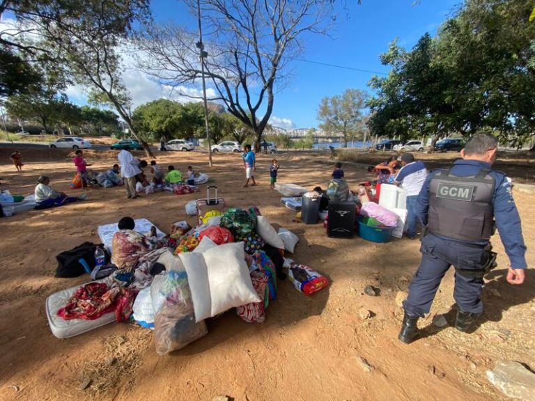 Crianças e mulheres venezuelanas chegam a Vitória e acampam em rodoviária