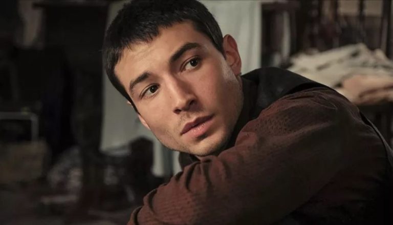 Ezra Miller pede desculpas após polêmicas e diz estar em tratamento